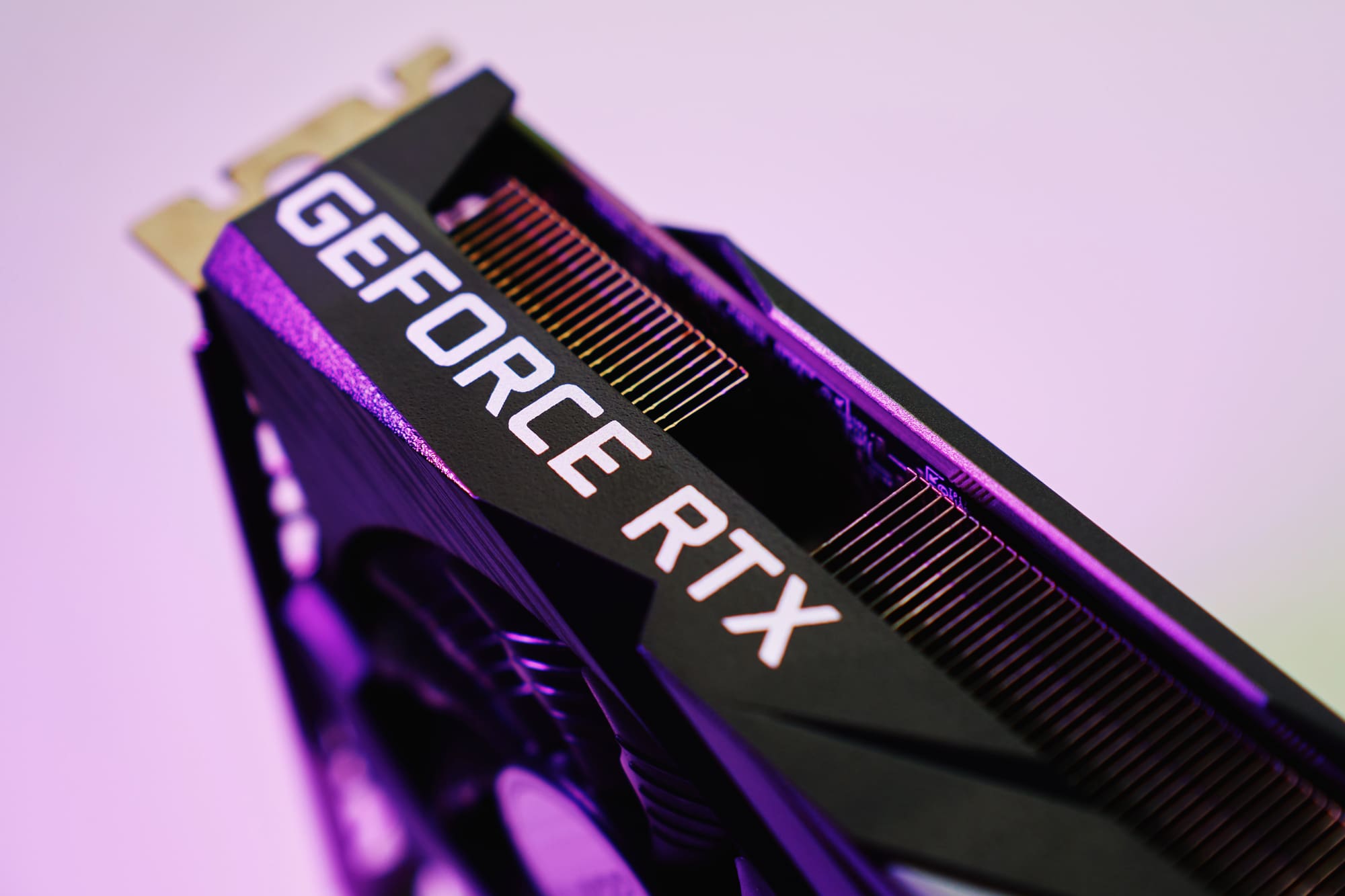 Komentář: Dává smysl kupovat prémiový herní hardware v kamenných prodejnách?