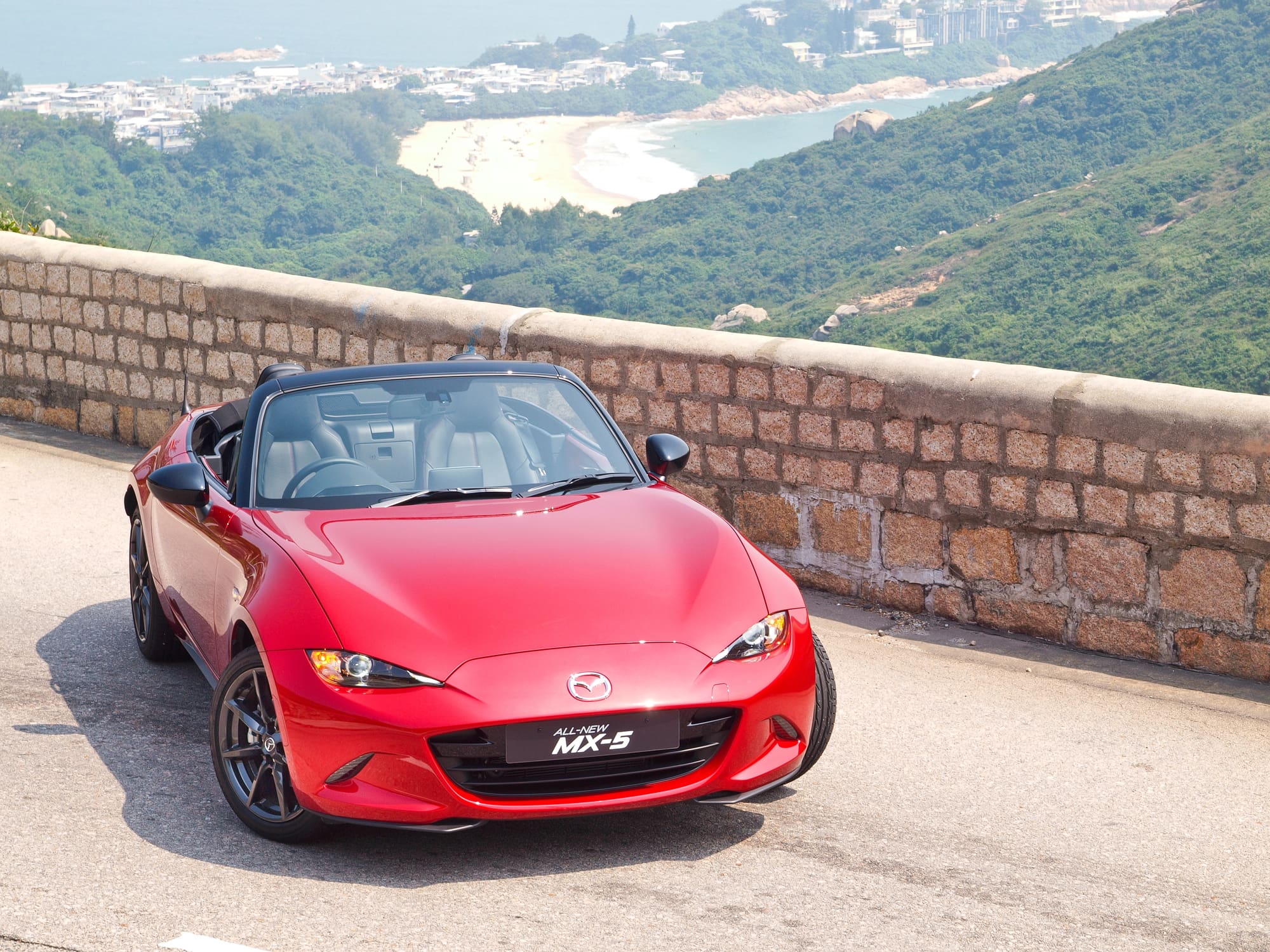 Na palubě Mazdy MX-5: Nepohodlná, malá,  hlučná, ale přesto okouzlující