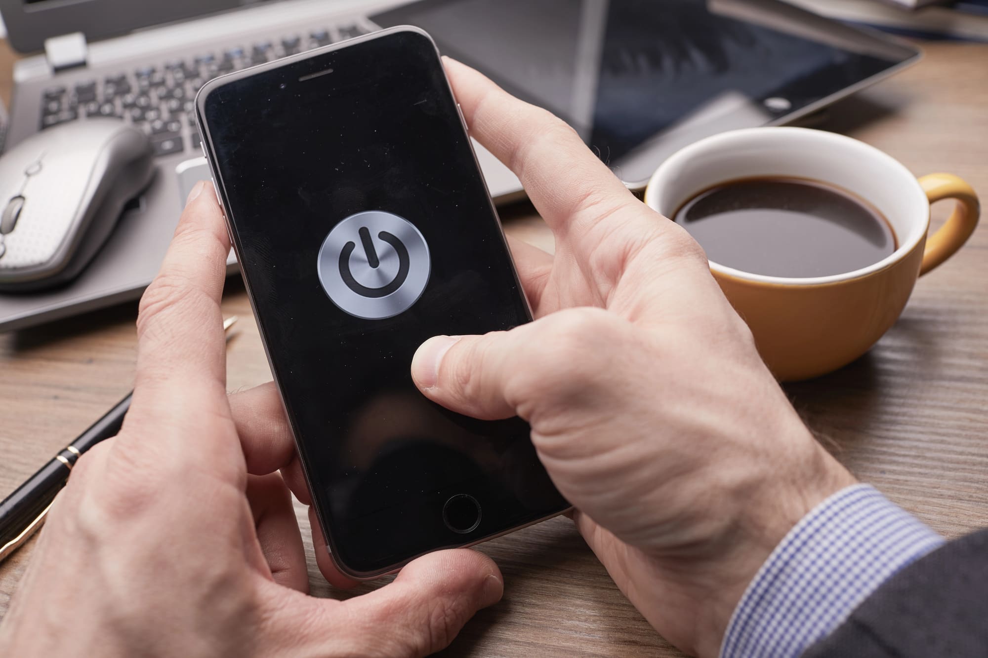 Tlačítko napájení ztrácí smysl: Jak vypnout telefon bez AI asistenta