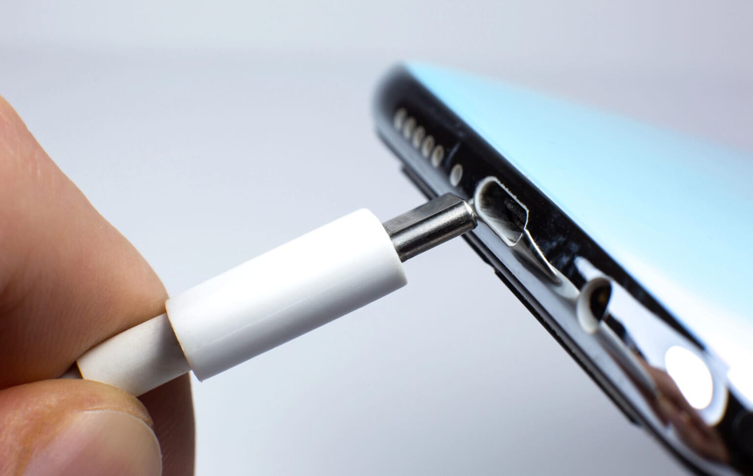 Nabíjíte telefon přes noc? Gratulujeme, právě jste zkrátili jeho životnost o polovinu