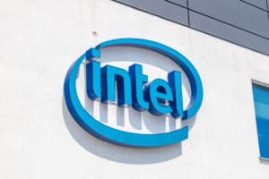 Intel láká Apple i Nvidii na nové továrny. Jde hlavně o politiku, ne jen o výkon