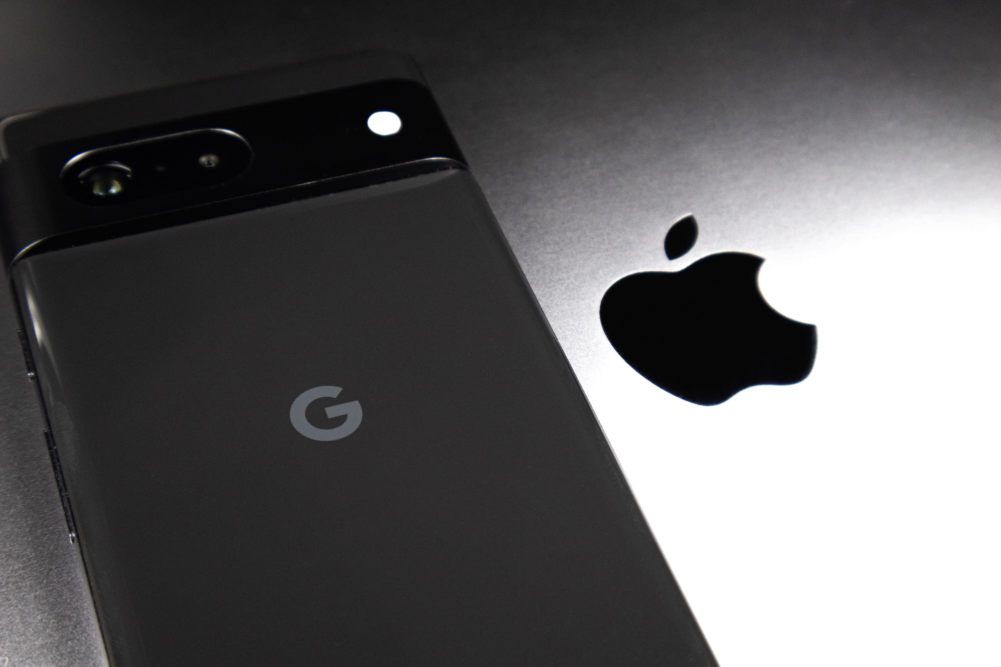 Google Pixel 10 Pro ukazuje, co neumí ani nejnovější iPhone 17 Pro
