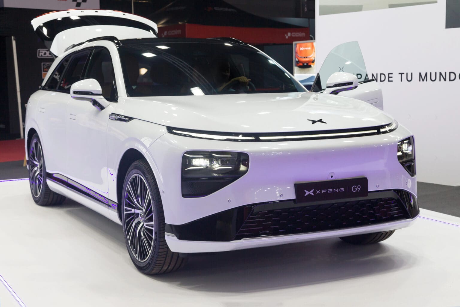 Chtěli je zastavit cly. Teď jim Číňané montují auta za humny