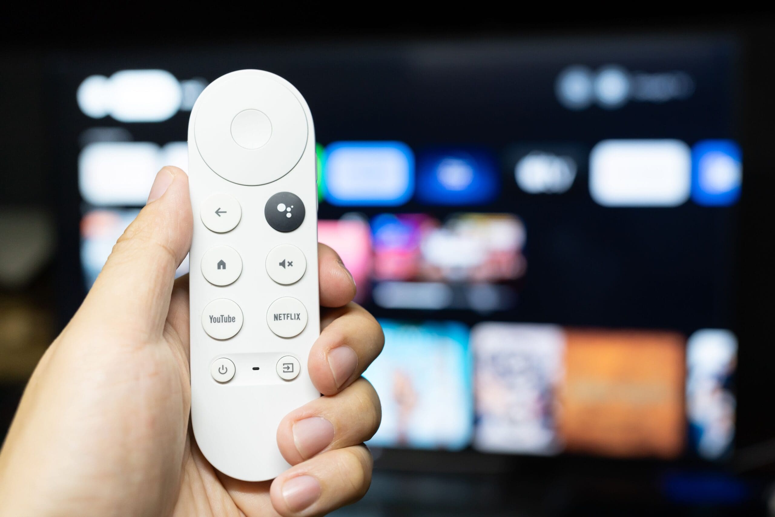 Češi zapomínají vypínat televizi. A zbytečně platí každý měsíc víc a víc