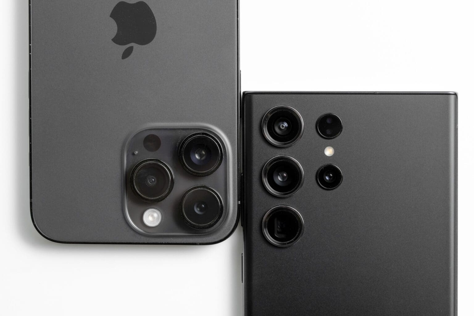 iPhone 17 vs. Samsung Galaxy S25 Ultra: Hlavní rozdíly, ceny a co si koupit