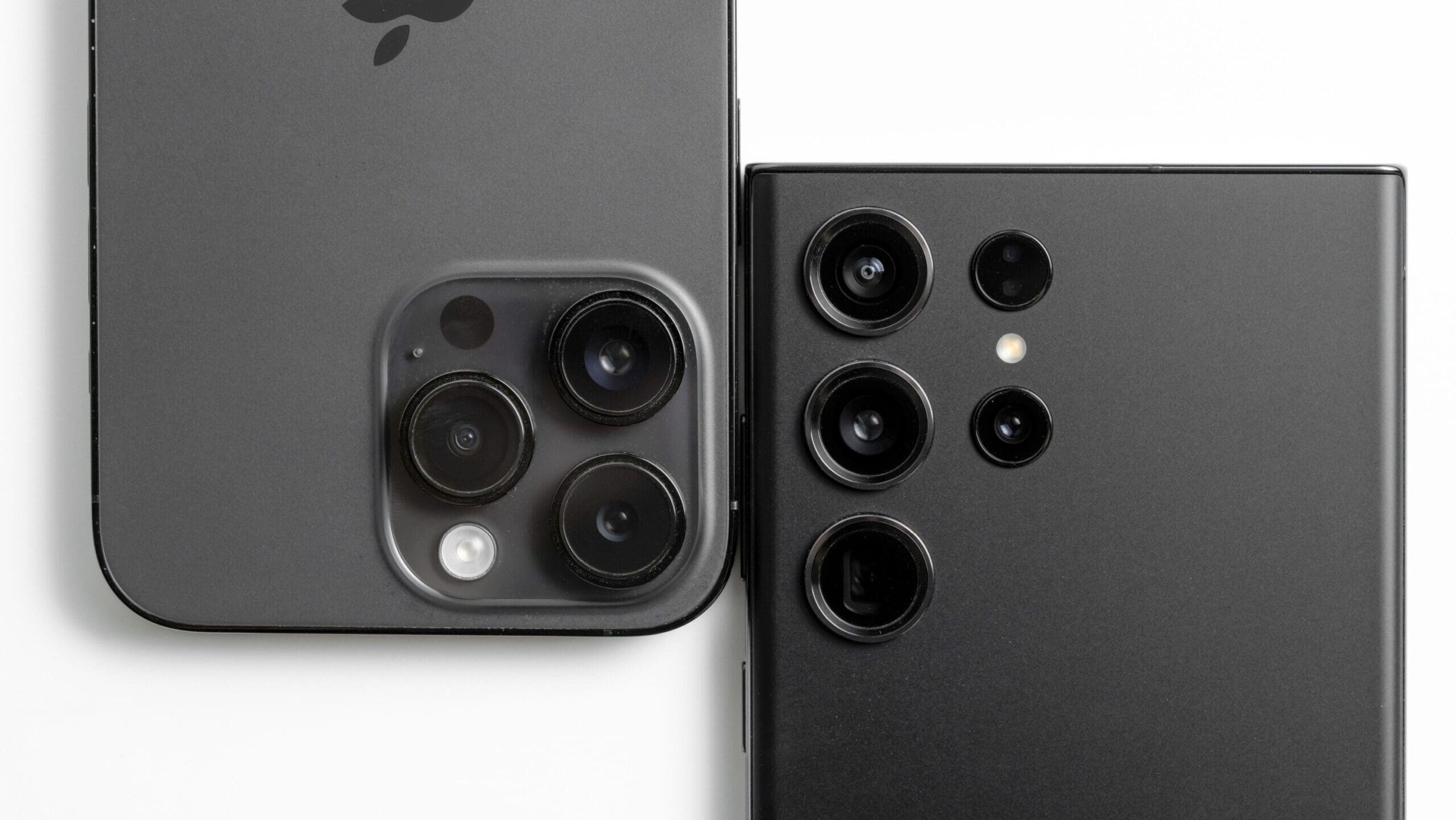 iPhone 17 vs. Samsung Galaxy S25 Ultra: Hlavní rozdíly, ceny a co si koupit