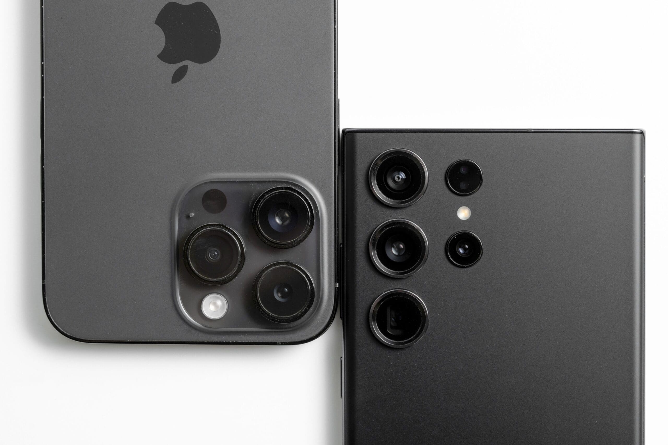 iPhone 17 vs. Samsung Galaxy S25 Ultra: Hlavní rozdíly, ceny a co si koupit