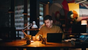 Konec hloupého svícení: Nejslavnější lampa z TikToku dostala technologii Matter