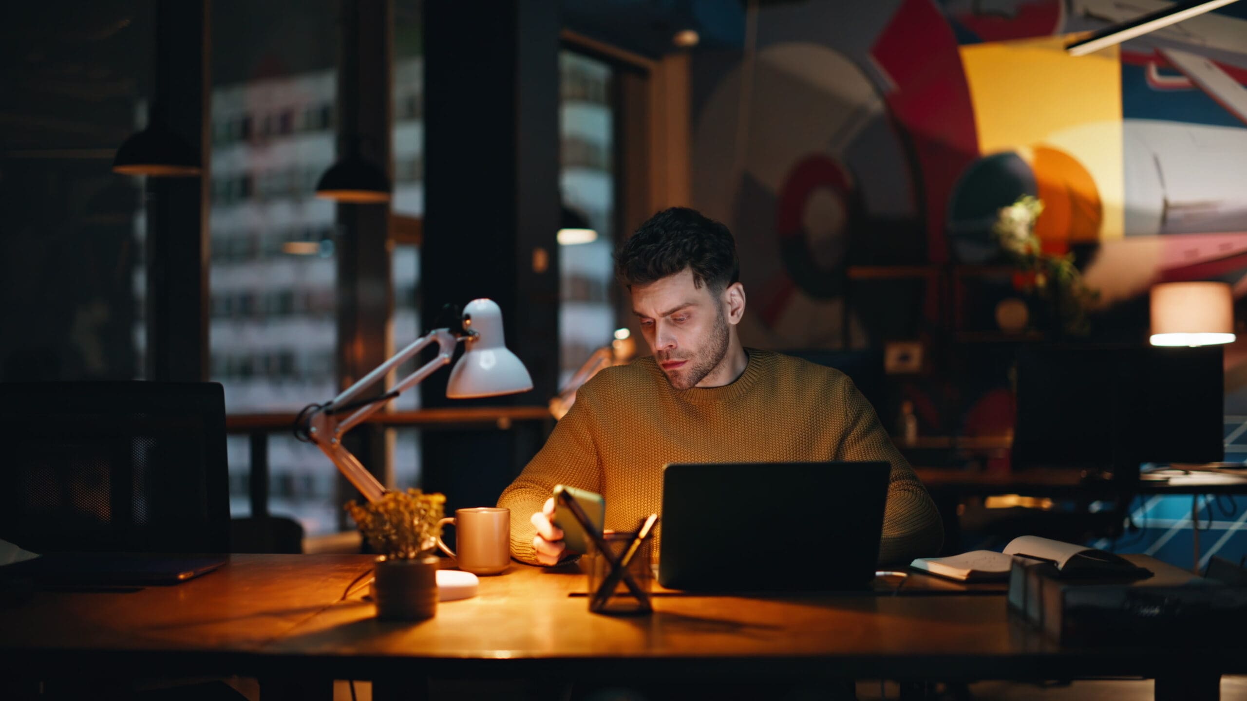 Češi, pozor: IKEA nabízí lampu, která nesmí chybět na vašem pracovním stole