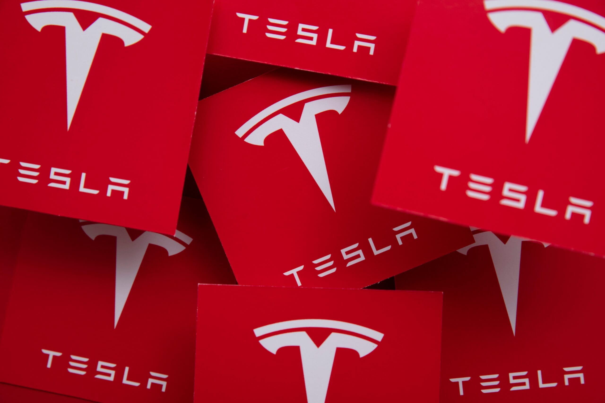 Tisíce domácností v ohrožení. Tesla začala potichu jednat