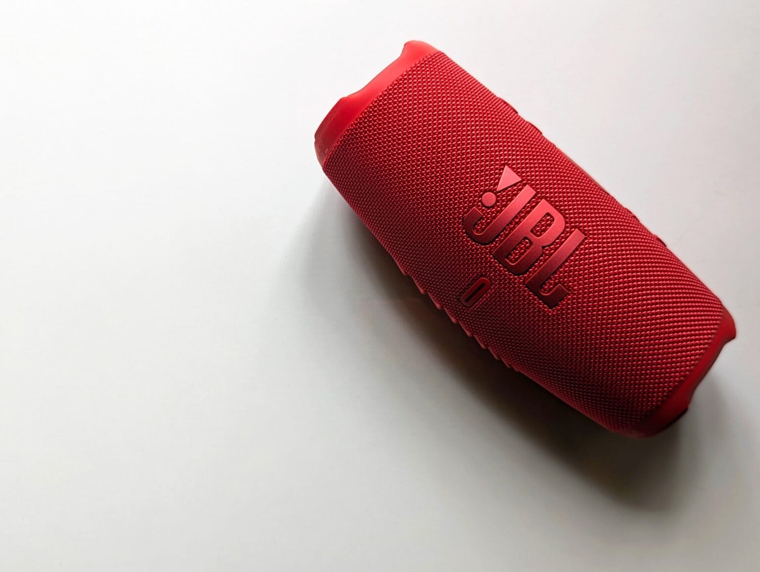 JBL Charge 6: Špičková kvalita zvuku a celodenní výdrž baterie