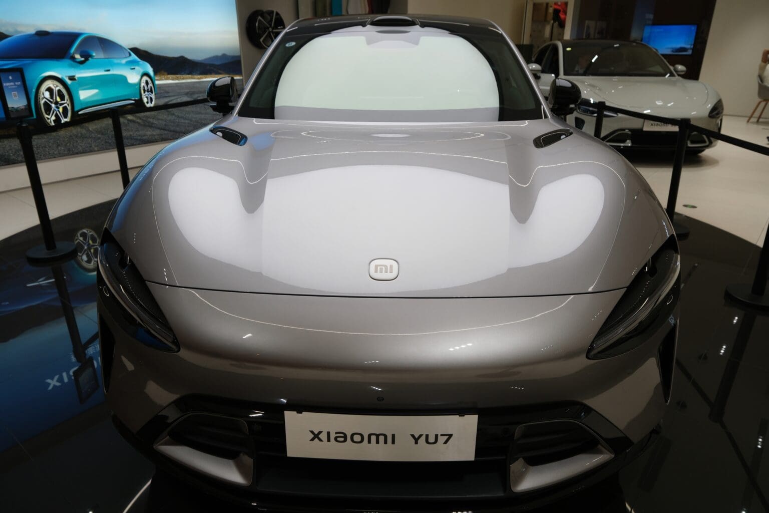 Koupil 3 Tesly a rozřezal je. Teď chce, abyste místo ní řídili jeho Xiaomi