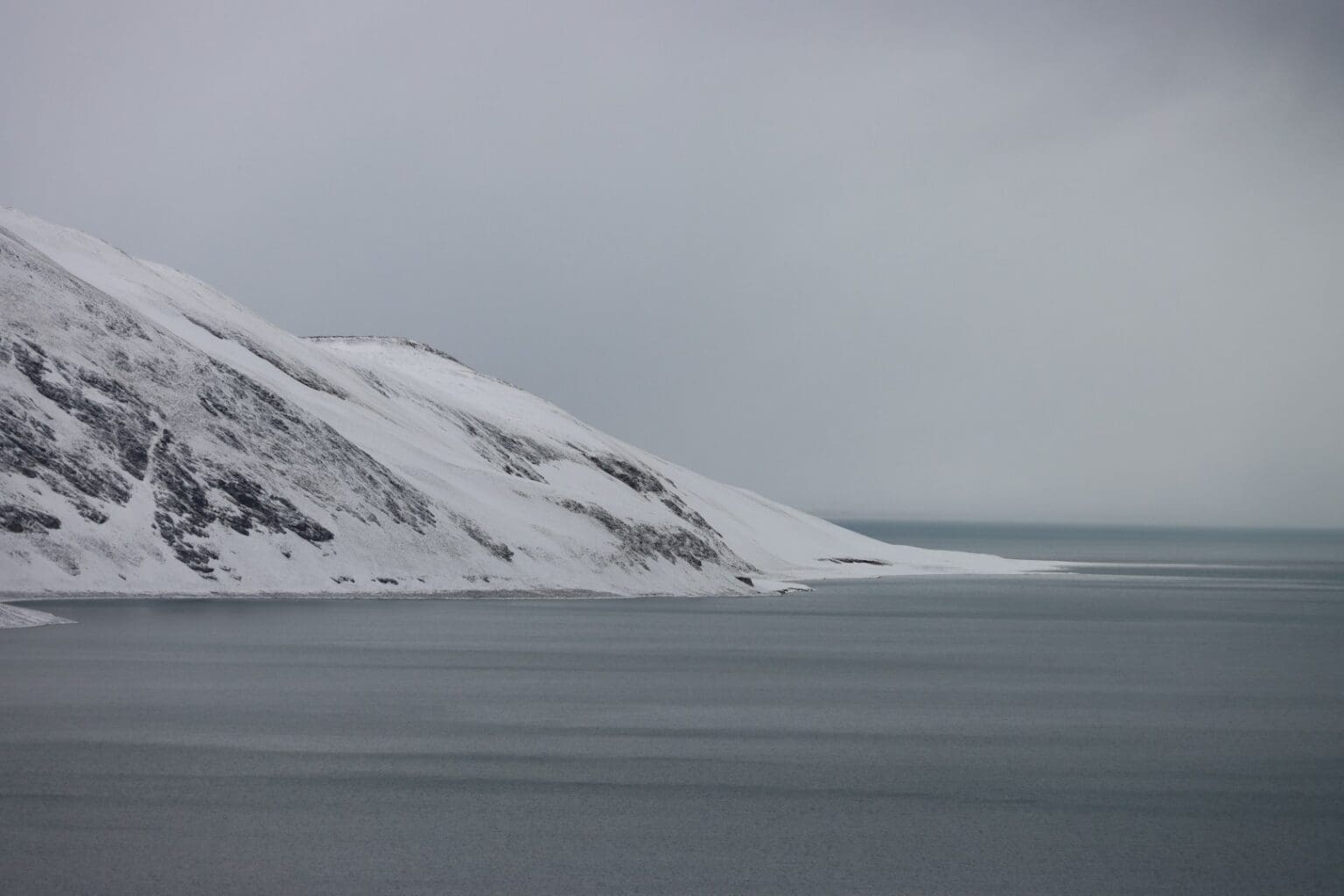 Toto jezero je staré 15 milionů let a nikdy do něj nevstoupil člověk. Co se v něm ukrývá?