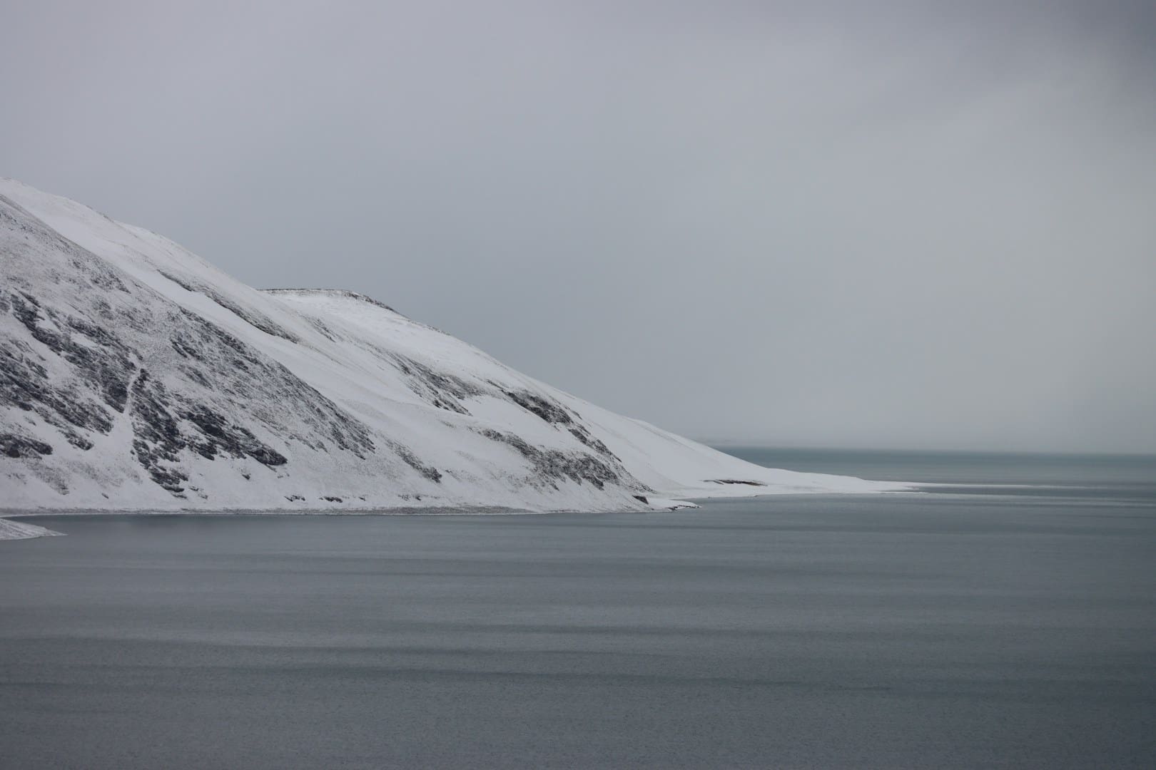 Toto jezero je staré 15 milionů let a nikdy do něj nevstoupil člověk. Co se v něm ukrývá?