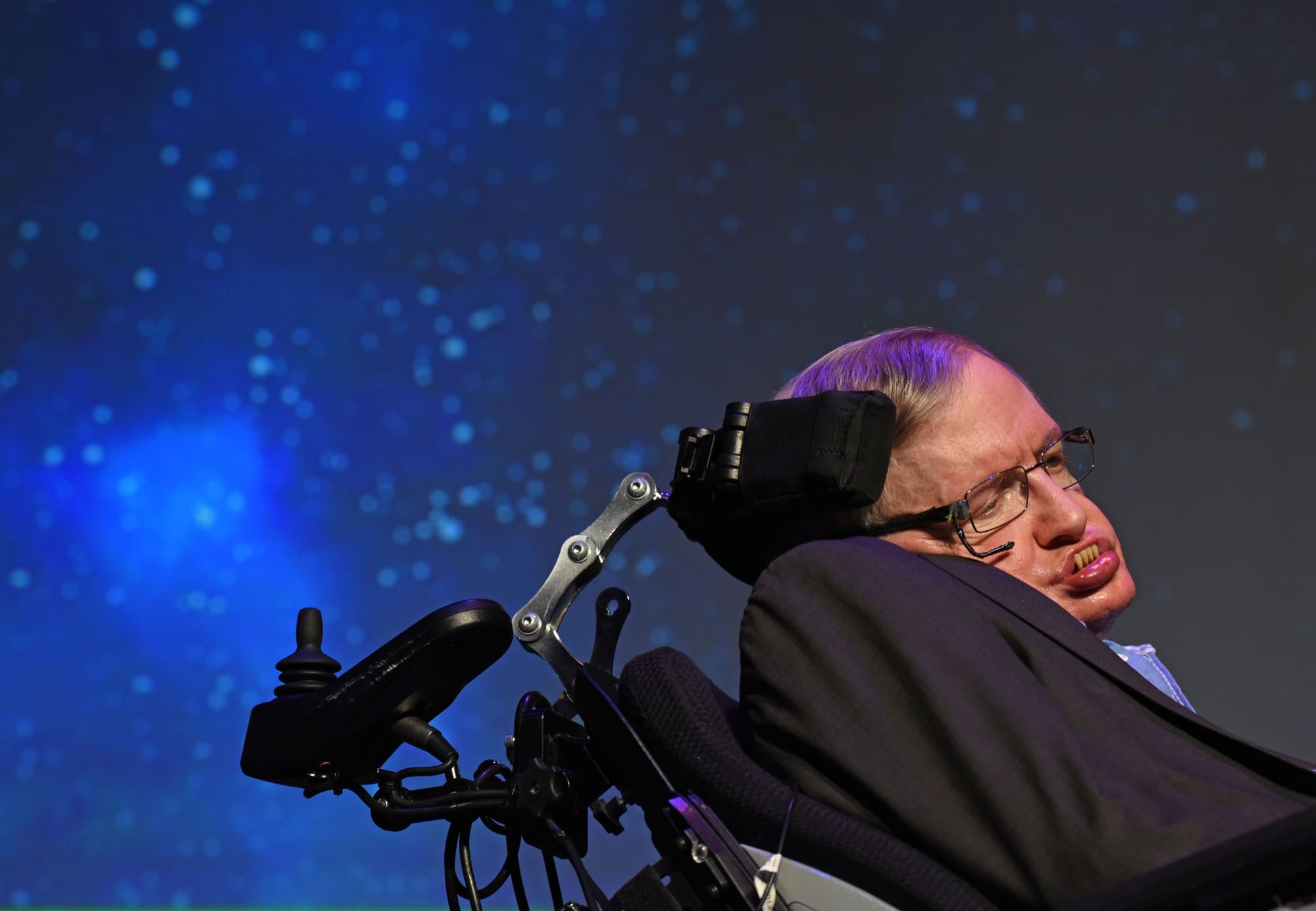 Lékaři mu dávali 2 roky života. Stephen Hawking nakonec překonal všechny