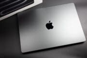 Kupujete nový MacBook? Jestli počkáte na OLED, možná si zachráníte oči