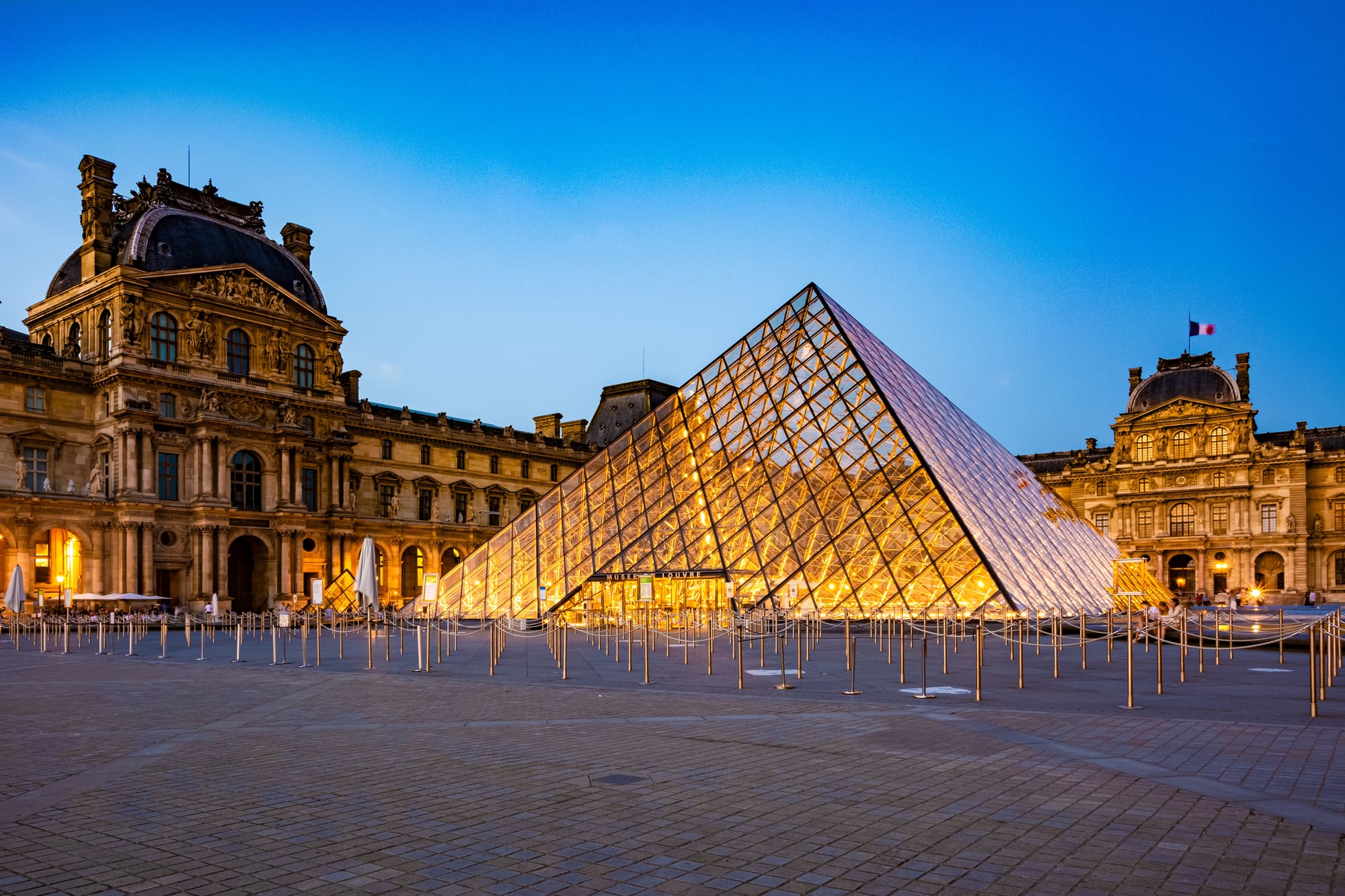 Krádež století v Louvru: Policie dopadla dva podezřelé, šperky zatím stále chybí