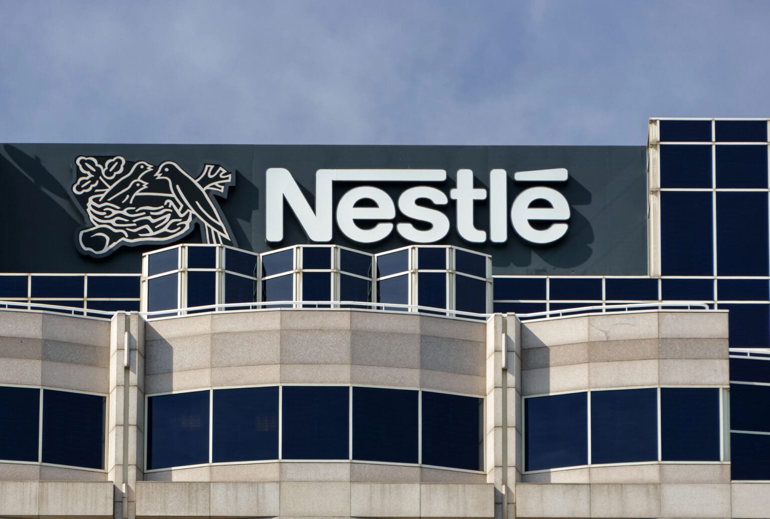 Nestlé digitalizuje a automatizuje. Tisíce zaměstnanců přijdou o práci