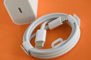 Máte pomalou nabíječku? iPhone vám to teď řekne napřímo