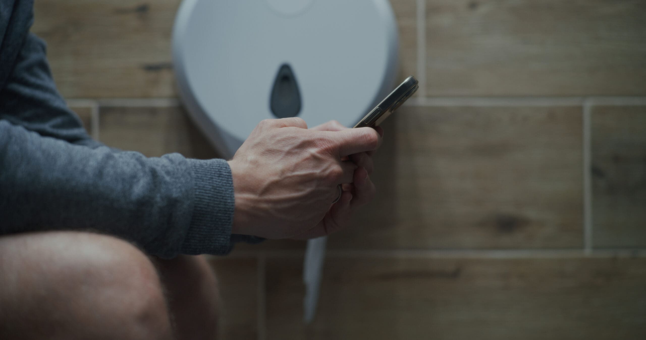 Mobil na záchod nepatří. Tohle vám vaše žíly nikdy neodpustí