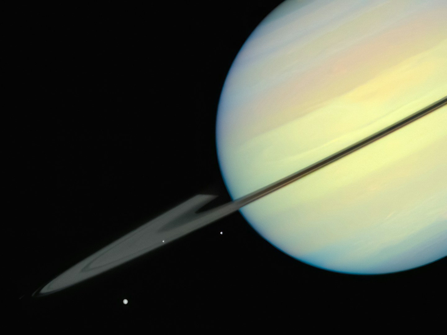 Zemská chemie neplatí všude: Titan odhaluje nové scénáře pro vznik života