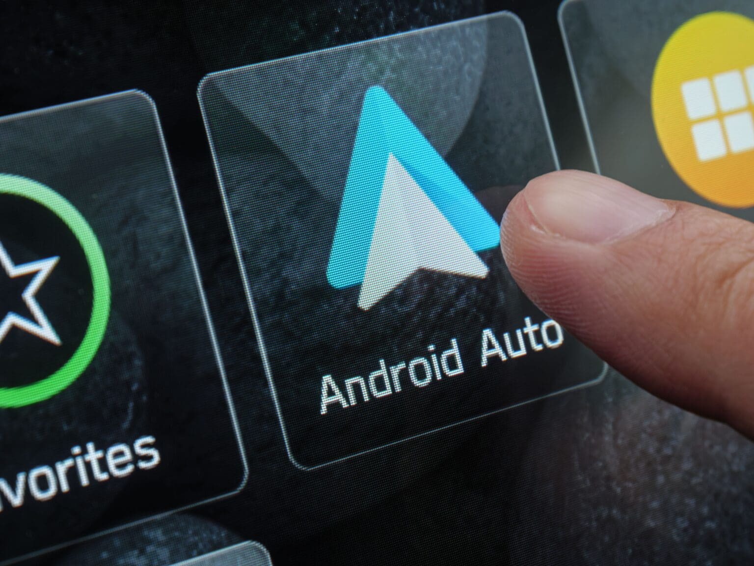 Android Auto se tváří moderně. Ale co výkon? Ten Google neřeší