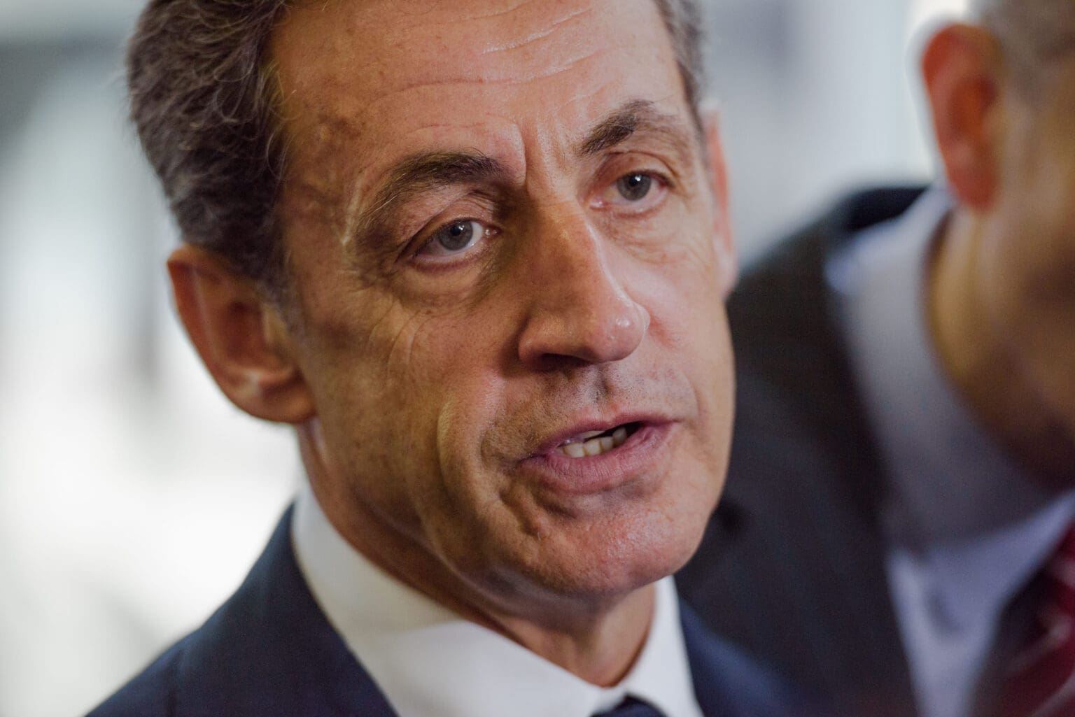 Soud pustil Sarkozyho z vězení. Bývalý prezident zůstává pod dohledem