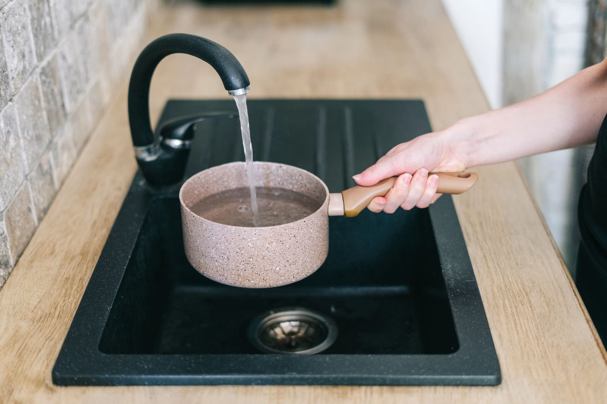 Zlozvyk, který ničí trubky. Vařící voda v dřezu může způsobit havárii