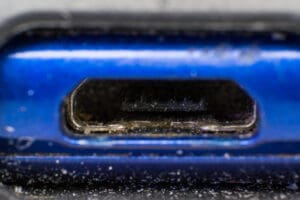 Čištění voskem? Zabijete tím telefon dřív, než stihne zazvonit