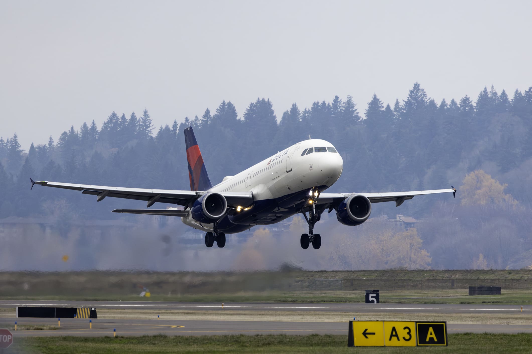 Slunce ohrozilo tisíce letů. Airbus A320 musí na nečekaný servis