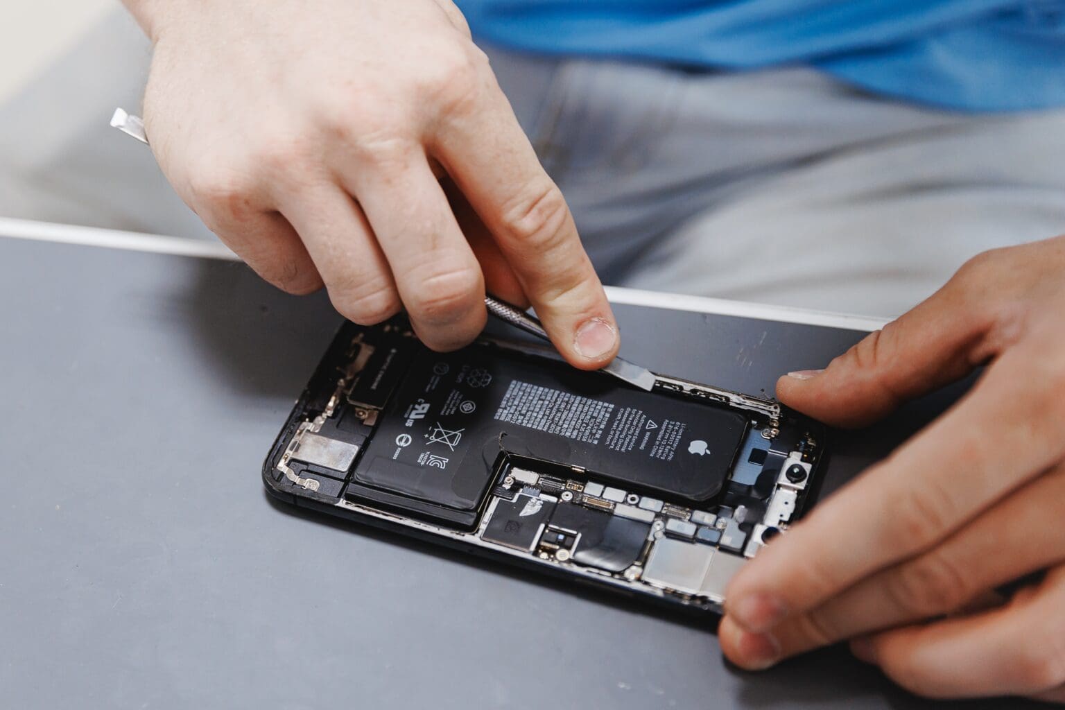 Apple a Samsung šetří na baterii. Může za to letecká bezpečnost