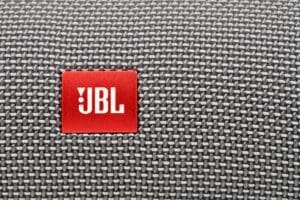 JBL slaví 80 let ve velkém stylu: Nové L100 mají dubovou dýhu a duši audio klasiky