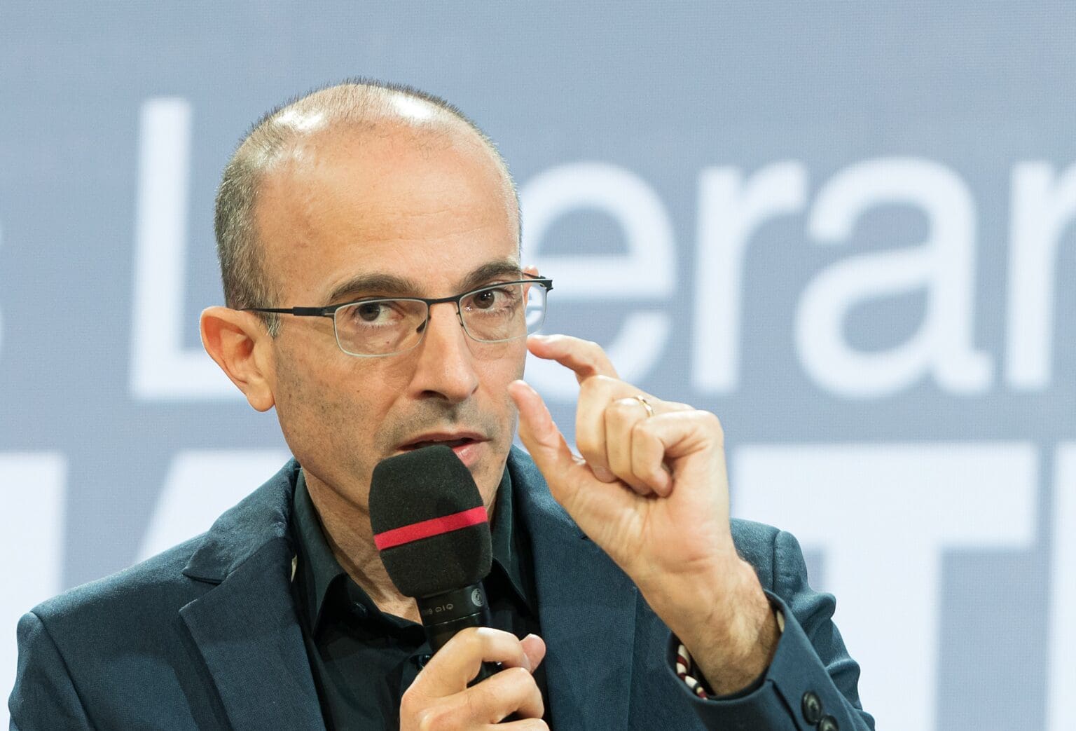 Konec iluze kontroly. Filozof tvrdí, že AI se stává cizí inteligencí