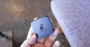 Připojujete telefon v autě pořád kabelem? Tohle je důvod, proč děláte chybu