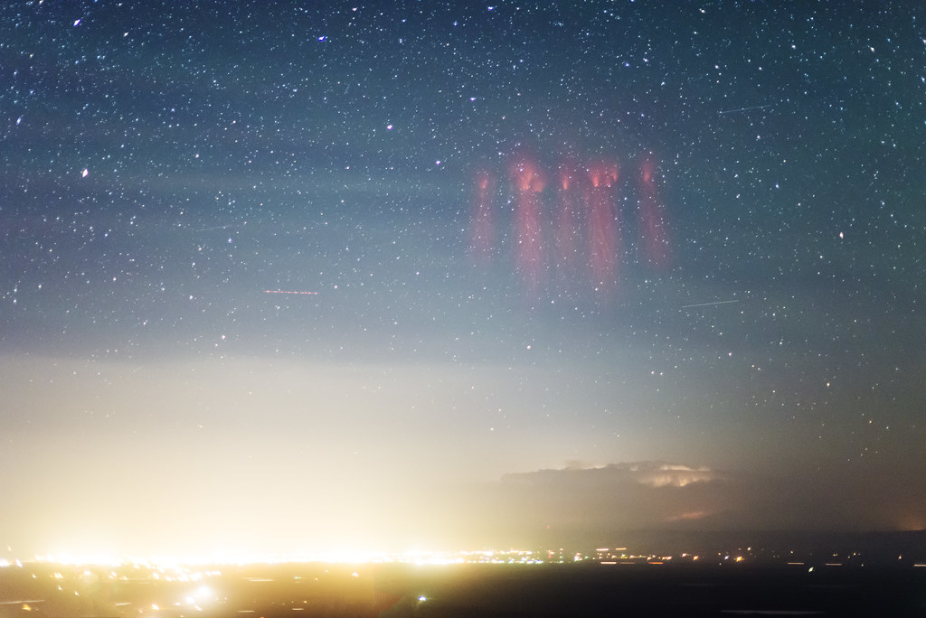 Planeta Země má svá tajemství. A jedno z nich právě tančí vysoko nad bouřkami