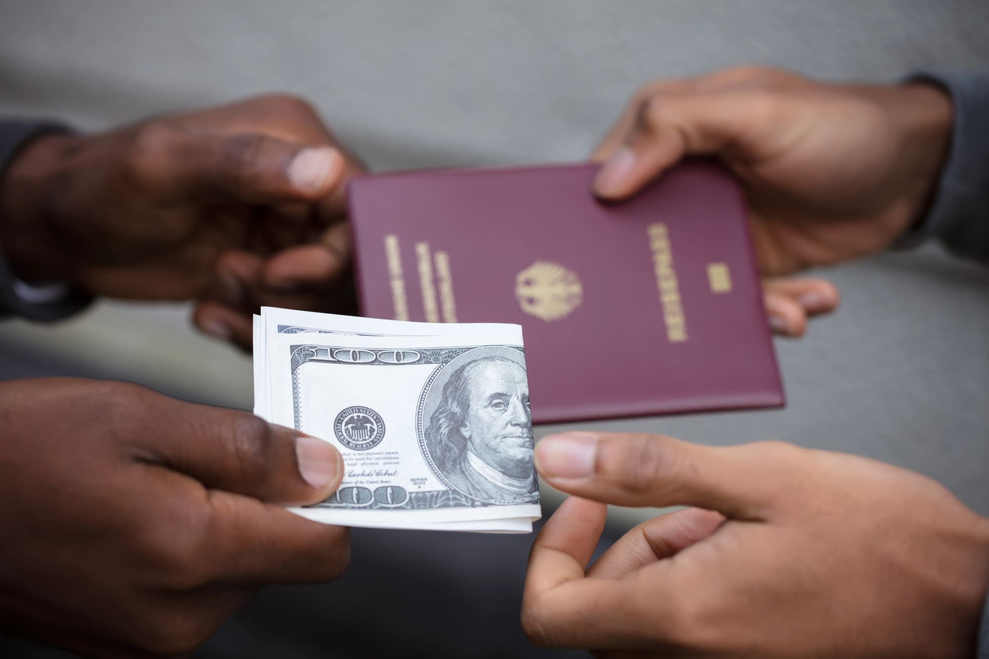 Za kolik si dnes koupíte falešnou identitu? V některých zemích vás vyjde levněji než káva