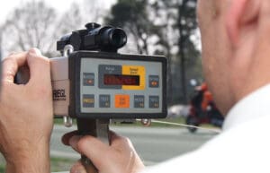 Řídíte rychle? V Česku možná vyváznete. Ve Švýcarsku vás to ale může zruinovat