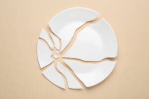 Myslíte si, že střepy nosí štěstí? Fyzika vám ukáže něco mnohem zajímavějšího