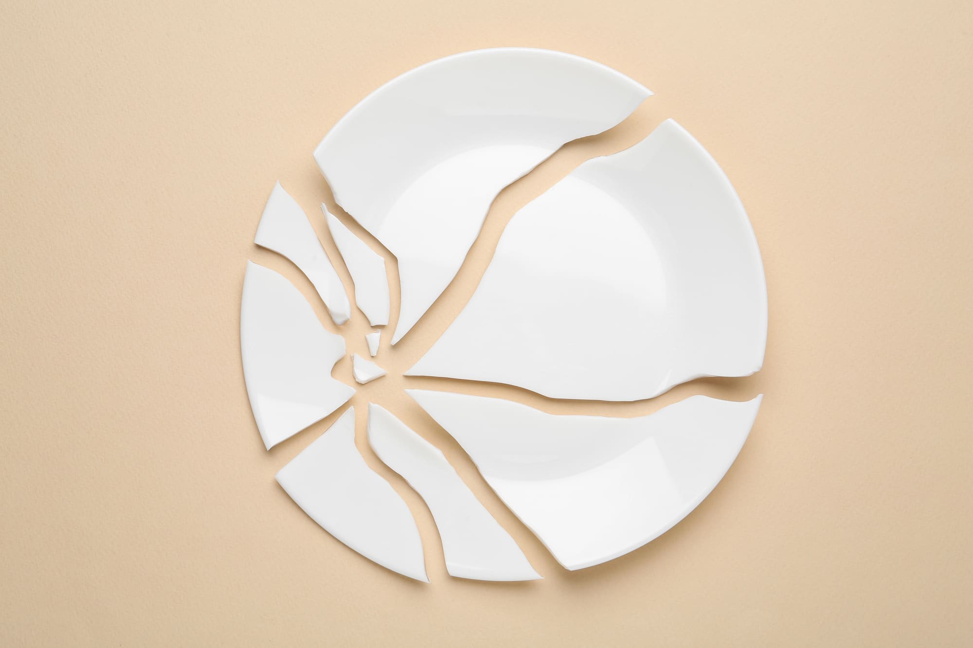 Myslíte si, že střepy nosí štěstí? Fyzika vám ukáže něco mnohem zajímavějšího