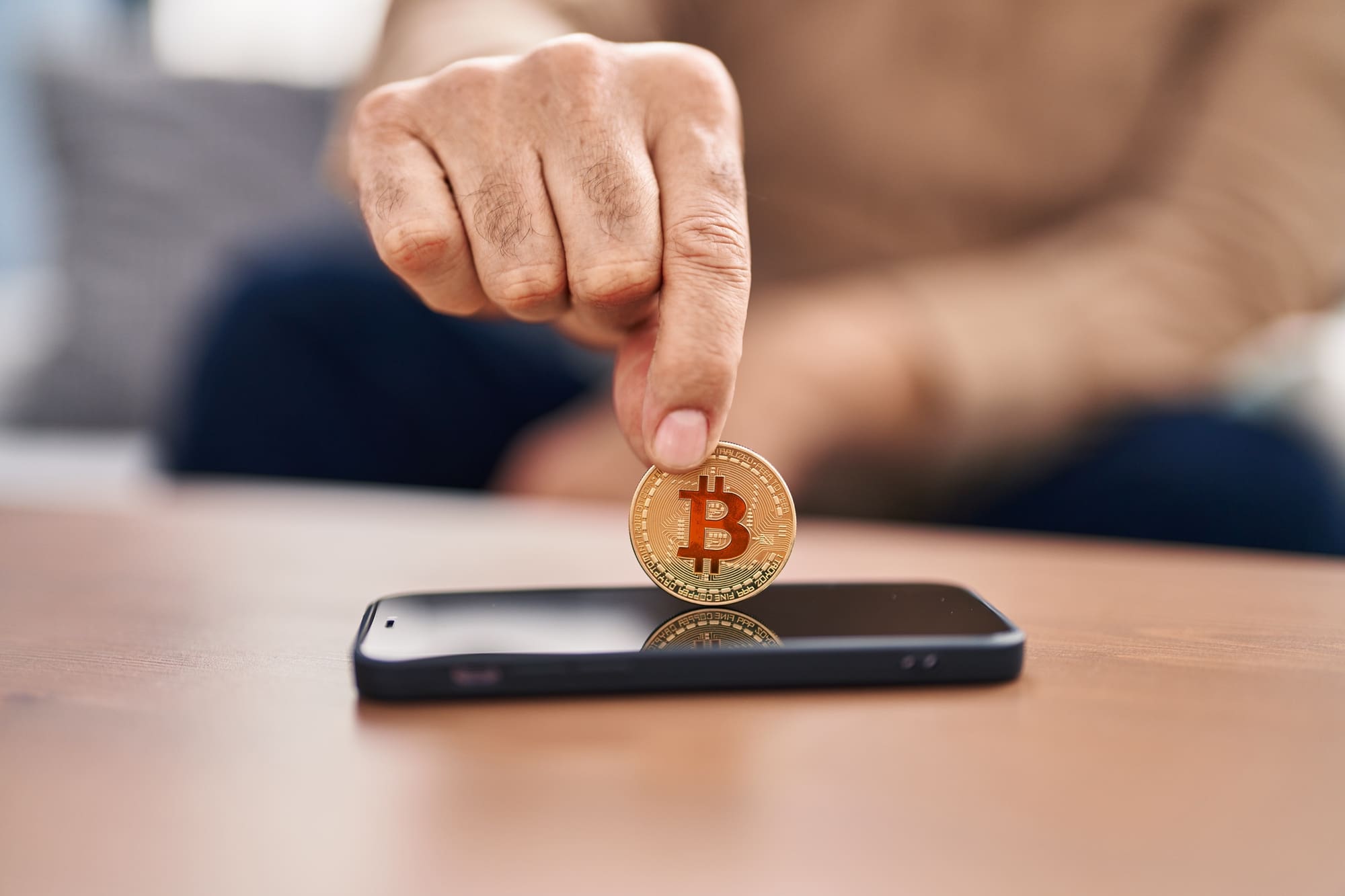 Když hypotéka není volba: Mladí Češi místo spoření sázejí na kryptoměny