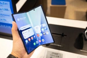 Skládací mobily se vracejí ve velkém stylu. Rok 2026 bude v mnoha směrech revoluční