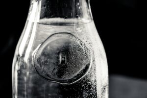 Denně půl litru zdarma. Ale Češi radši platí 30 korun za lahev