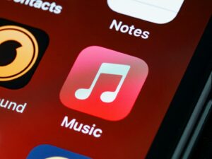 Apple předběhl Spotify: Letos slaví hudební rok s Replay 2025