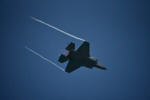 Nové technologie? Kdepak. F-16 ukazuje, že staré železo pořád vládne