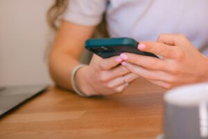 Drobný zvyk, velké odhalení: Co o vás prozradí způsob, jakým držíte mobil