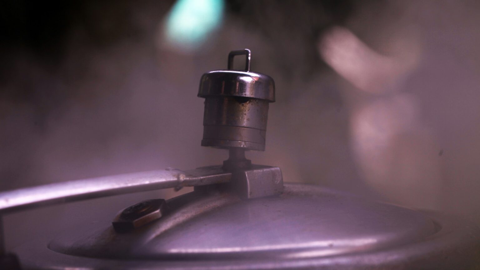 Bezpečné vaření v tlakovém hrnci: Na co si dát pozor, než zavřete víko