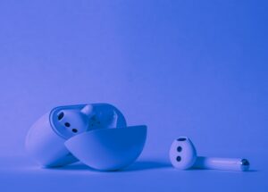 Nosíte sluchátka celý den a ničí vám sluch. Tohle řešení od Huawei vás může zachránit