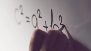 Češi se Pythagorovu větu učí ve škole. 3 500 let stará tabulka ale zcela mění známý příběh