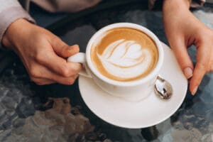 Co vám hrozí, když smícháte kávu a ibuprofen: Odborníci varují před následky