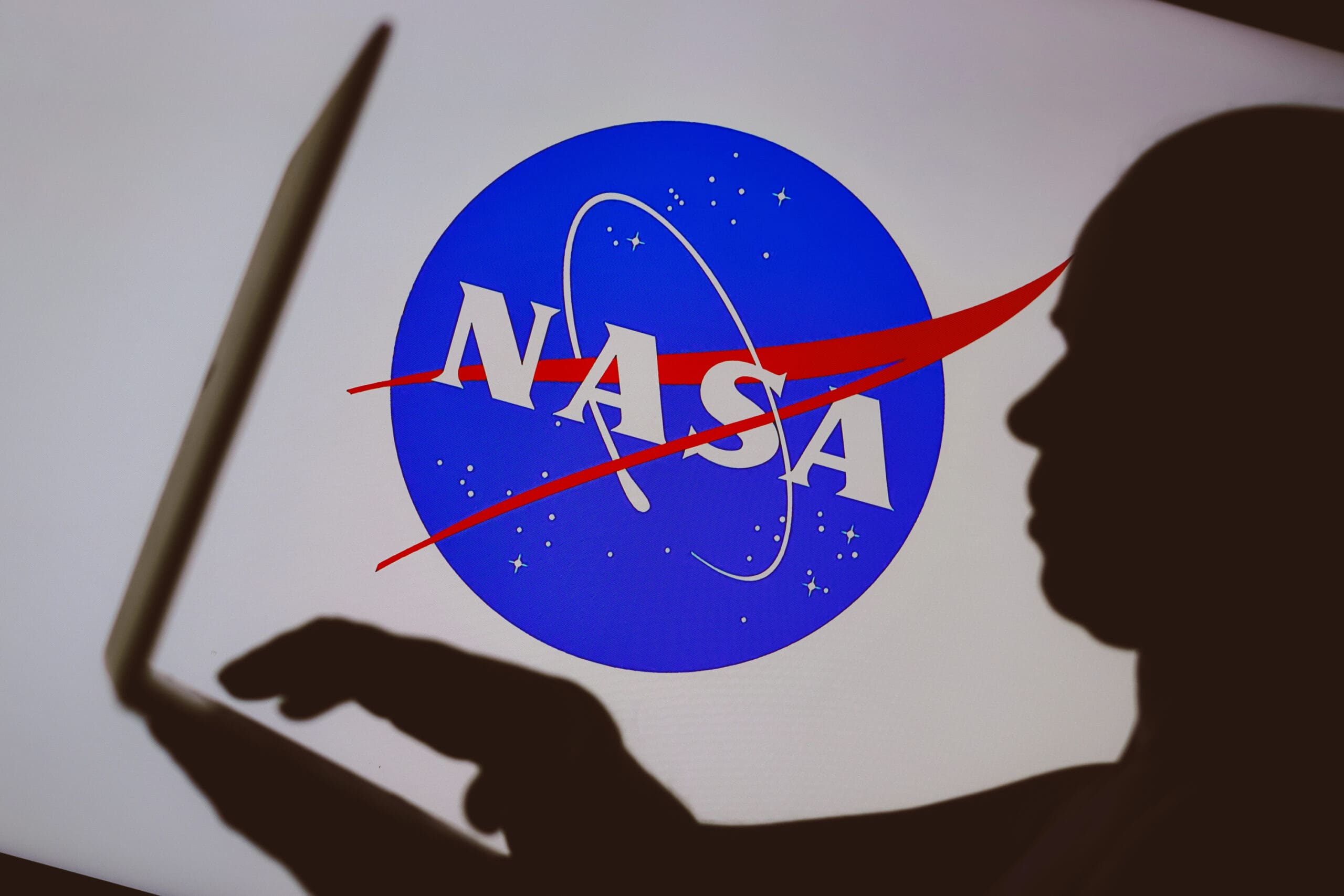 NASA zavírá svoji největší knihovnu. A může za to Donald Trump